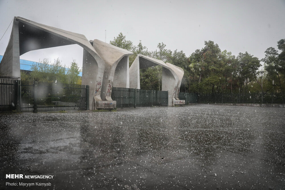 نمایی از سردر دانشگاه تهران در بارش شدید تگرگ